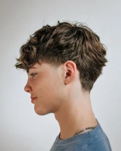 Taper Fade et Mèches Texturées